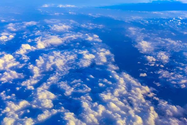 空の雲の上を表示します。 — ストック写真