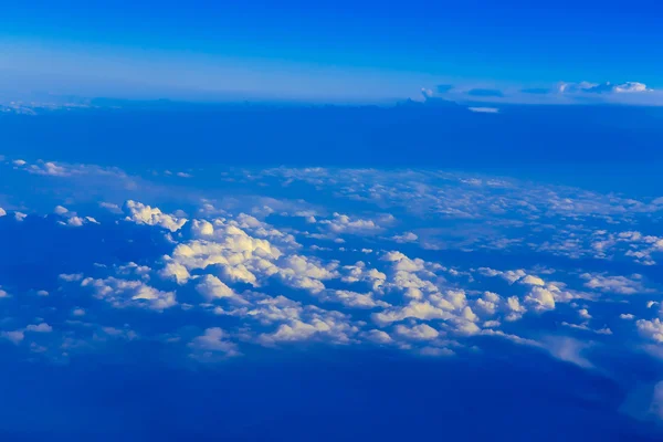 雲の上に空を表示します。 — ストック写真