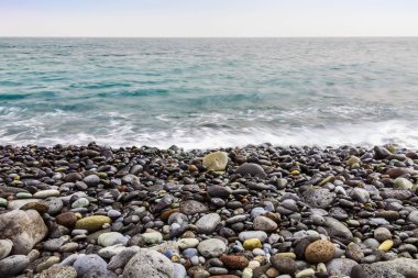 Dalgalar ile taş okyanus Sahili