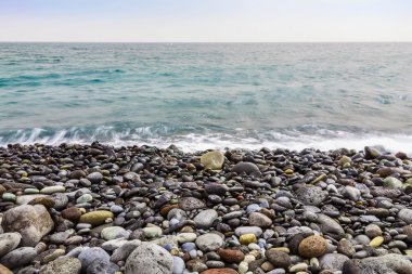 Dalgalar ile taş okyanus Sahili