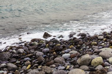 Taş okyanus Sahili dalgalar ile