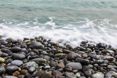 Taş okyanus Sahili dalgalar ile