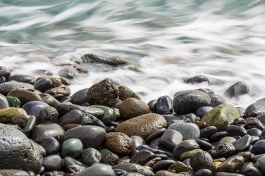 Taş okyanus Sahili dalgalar ile