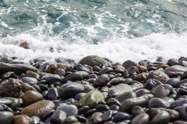 Taş okyanus Sahili dalgalar ile