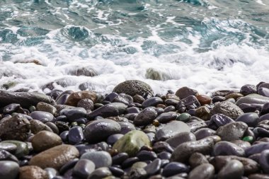 Taş okyanus Sahili dalgalar ile