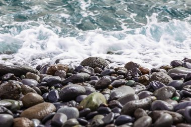 Taş okyanus Sahili dalgalar ile