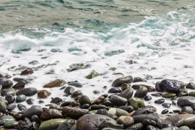 Taş okyanus Sahili dalgalar ile