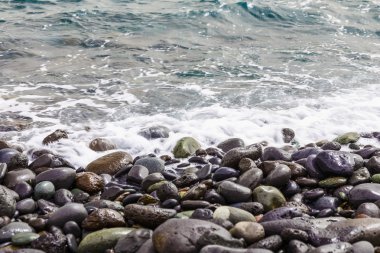 Taş okyanus Sahili dalgalar ile