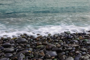 Taş okyanus Sahili dalgalar ile