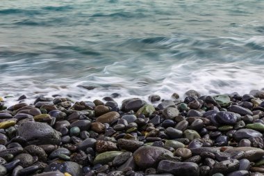 Taş okyanus Sahili dalgalar ile