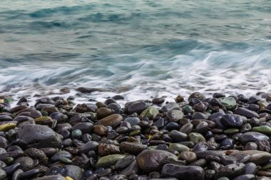 Taş okyanus Sahili dalgalar ile