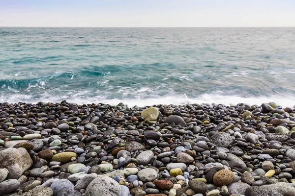 Wybrzeże Oceanu kamienia falami — Zdjęcie stockowe