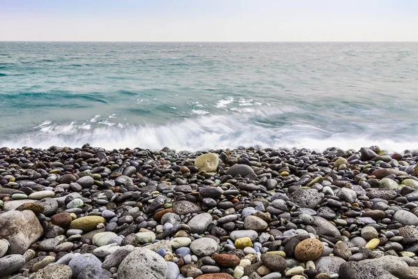 Stone kust van Oceaan met golven — Stockfoto