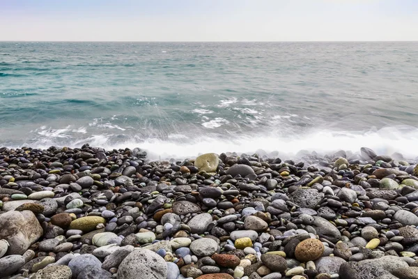 Wybrzeże Oceanu kamienia falami — Zdjęcie stockowe