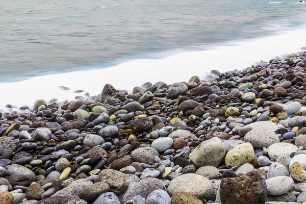 Stone ocean coast with waves — Stock Photo, Image