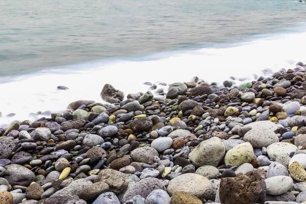 Stone ocean coast with waves — Stock Photo, Image