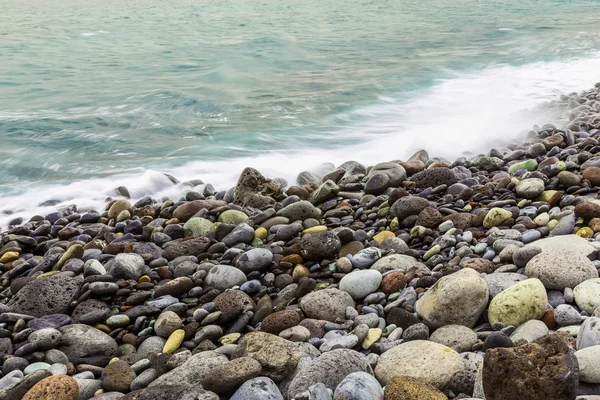 Costa oceánica de piedra con olas — Foto de Stock
