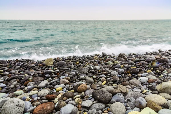 Stone kust van Oceaan met golven — Stockfoto