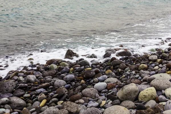 Кам'яне узбережжя океану з хвилями — стокове фото