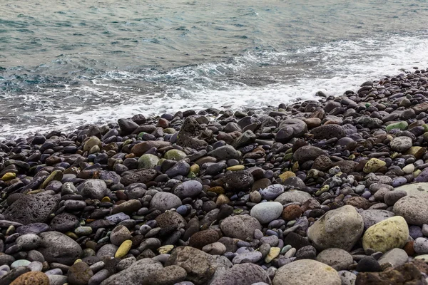 Каменное побережье океана с волнами — стоковое фото