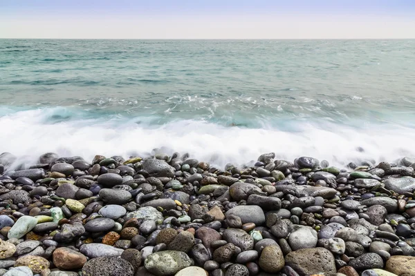 Costa di pietra di oceano con onde — Foto Stock