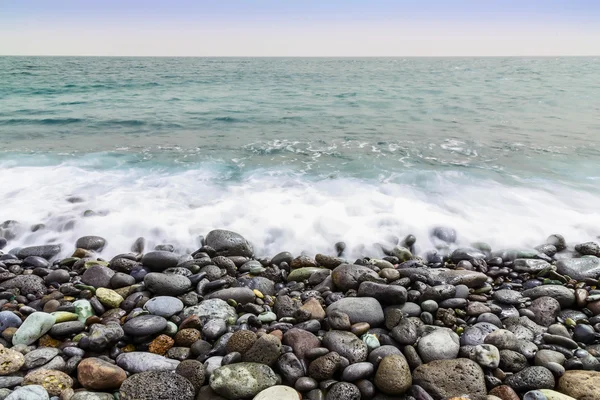 Steinküste des Ozeans mit Wellen — Stockfoto