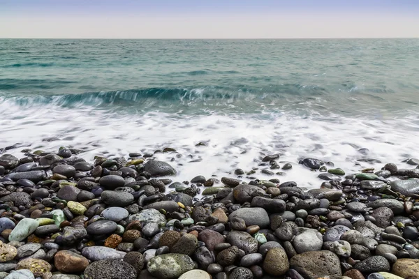 Stone kust van Oceaan met golven — Stockfoto