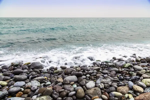 Costa di pietra di oceano con onde — Foto Stock