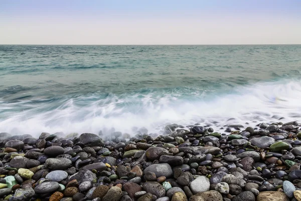 Steinküste des Ozeans mit Wellen — Stockfoto