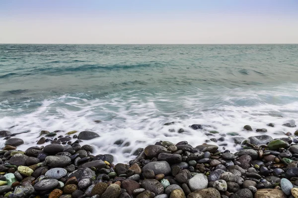 Stone kust van Oceaan met golven — Stockfoto