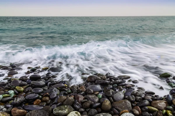 Stone kust van Oceaan met golven — Stockfoto