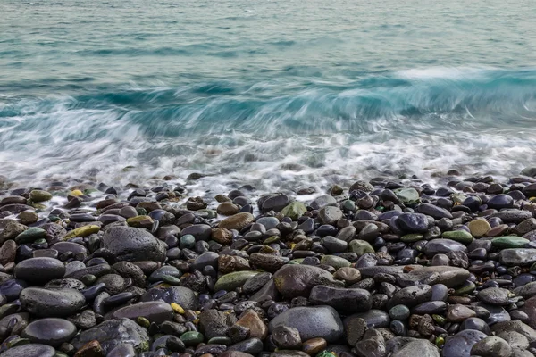 Stone Oceaan kust met golven — Stockfoto