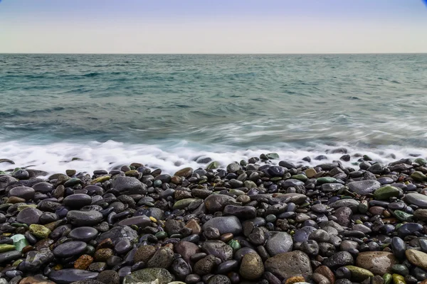 Costa di pietra di oceano con onde — Foto Stock