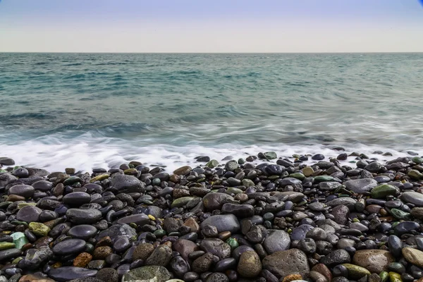 Stone kust van Oceaan met golven — Stockfoto