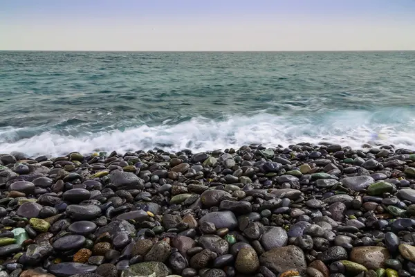 Stone kust van Oceaan met golven — Stockfoto