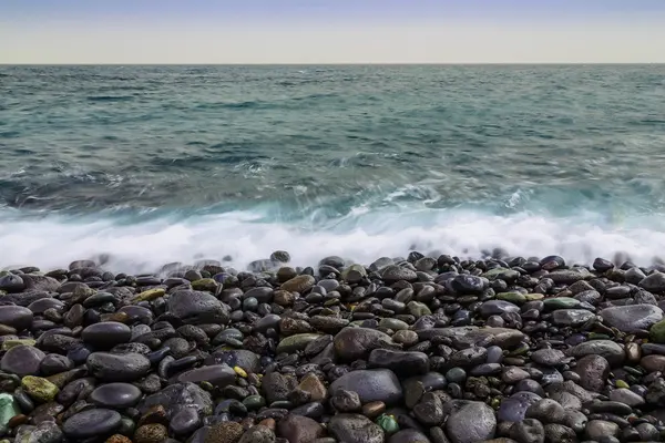 Stone kust van Oceaan met golven — Stockfoto