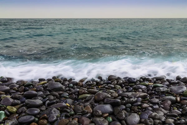 Wybrzeże Oceanu kamienia falami — Zdjęcie stockowe