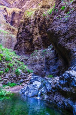 Küçük bir göl dağ