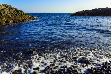 Taş sahil veya Atlantik Okyanusu kıyısında