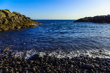 Taş sahil veya Atlantik Okyanusu kıyısında