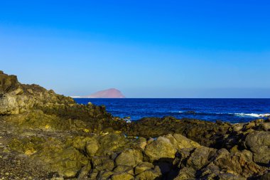 Taş sahil veya Atlantik Okyanusu kıyısında