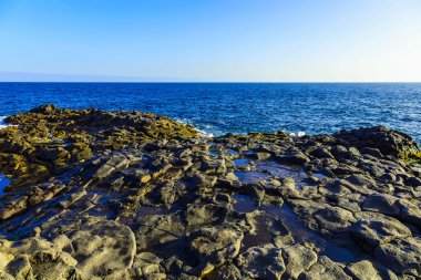 Taş sahil veya Atlantik Okyanusu kıyısında