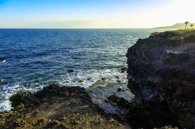 Taş sahil veya Atlantik Okyanusu kıyısında