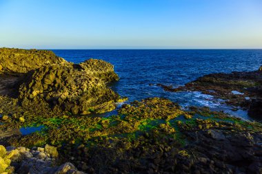 Taş sahil veya Atlantik Okyanusu kıyısında