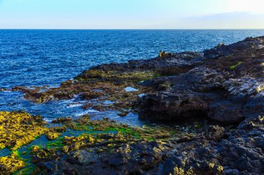 Taş sahil veya Atlantik Okyanusu kıyısında