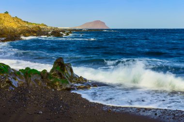 Taş sahil veya Atlantik Okyanusu kıyısında