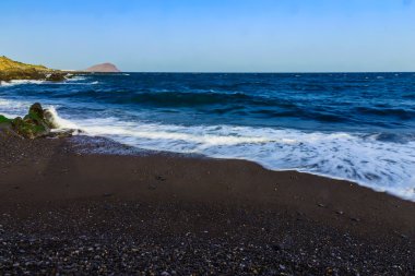 Taş sahil veya Atlantik Okyanusu kıyısında