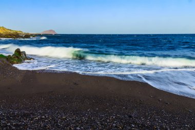 Taş sahil veya Atlantik Okyanusu kıyısında