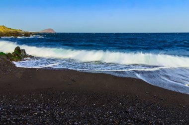 Taş sahil veya Atlantik Okyanusu kıyısında