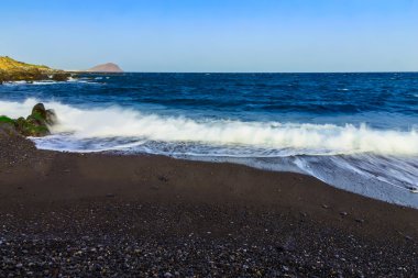 Taş sahil veya Atlantik Okyanusu kıyısında